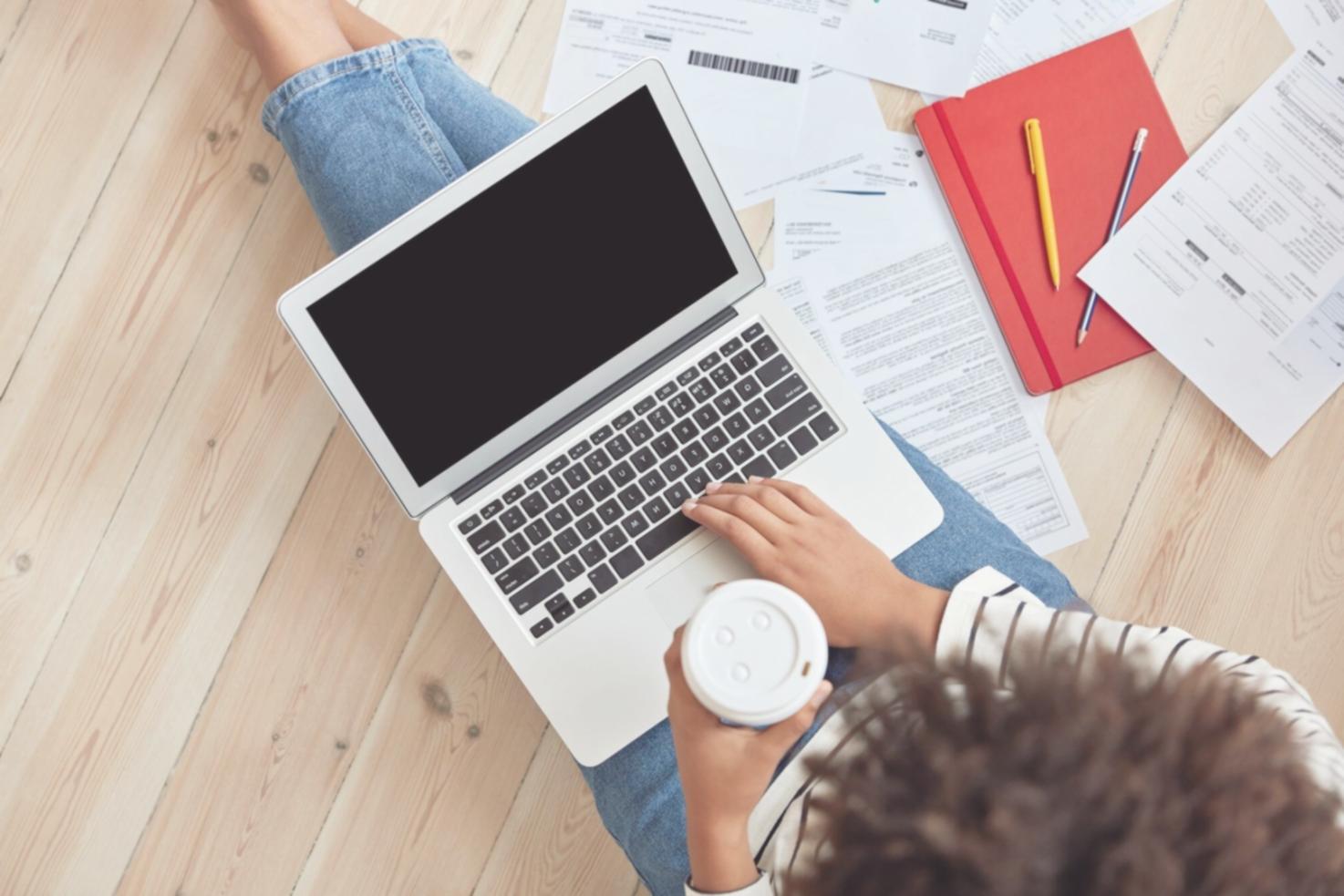 Équipe analysant des flux de transactions pour identifier des anomalies