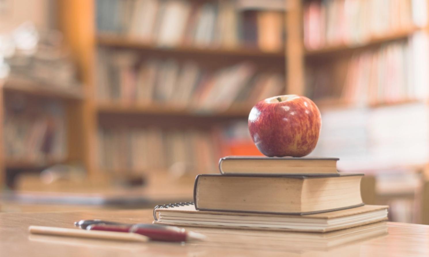 Équipe d'experts en sécurité financière analysant des données de prévention de fraude